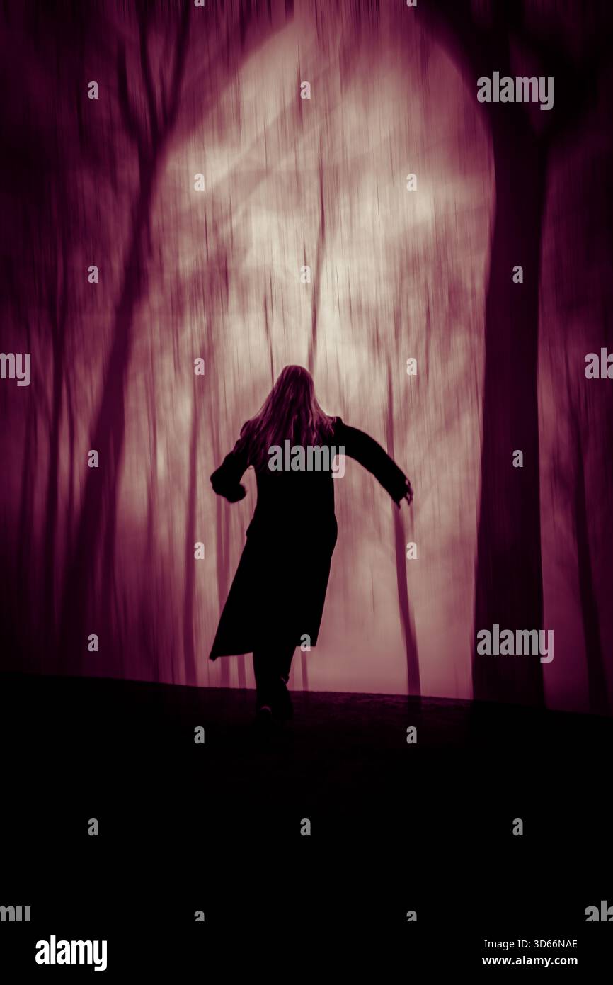 Frau, die im Wald davonläuft Stockfoto