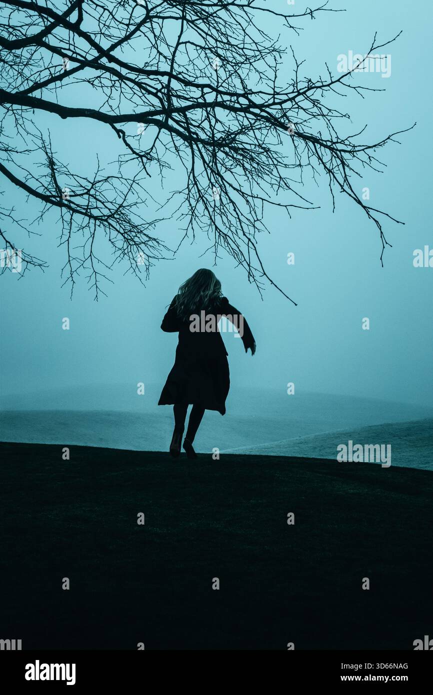 Frau, die vor Angst davonläuft Stockfoto