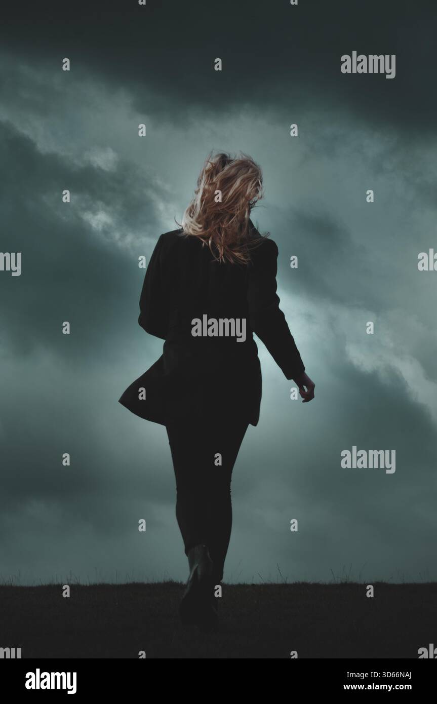 Frau, die wegläuft Stockfoto