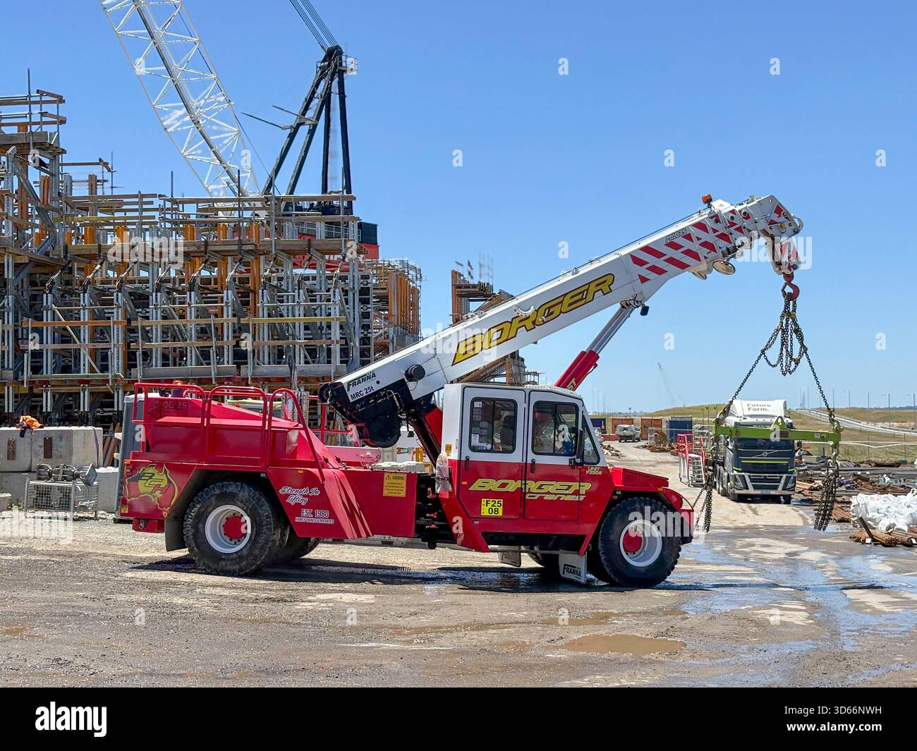 Mobiler Radkran auf einer Baustelle in Western Sydney, NSW, Australien, Baumaschinen zum Heben und Heben schwerer Lasten - Smartphone-aufgenommenes Stockfoto