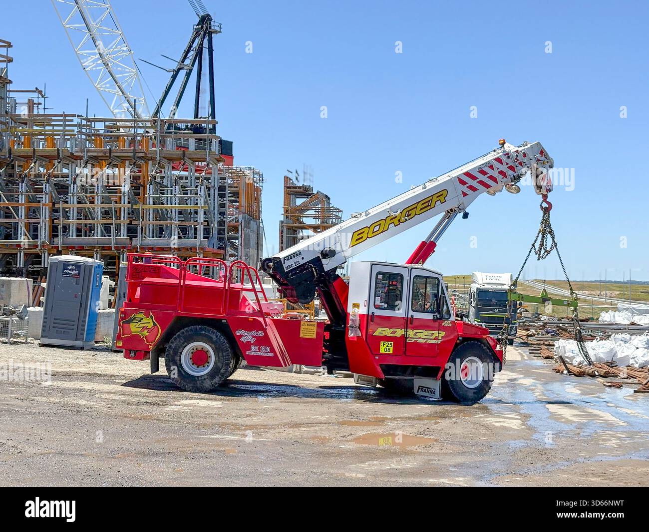 Mobiler Radkran auf einer Baustelle in Western Sydney, NSW, Australien, Baumaschinen zum Heben und Heben schwerer Lasten - Smartphone-aufgenommenes Stockfoto