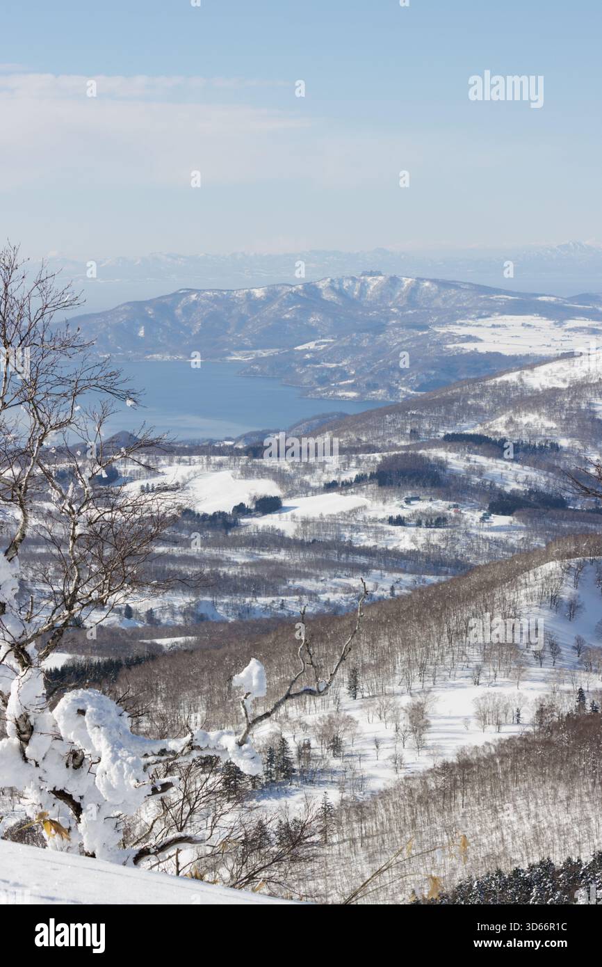 Blick auf die Winterlandschaft des Toya-Sees vom Berggipfel, Hokkaido, Japan Stockfoto