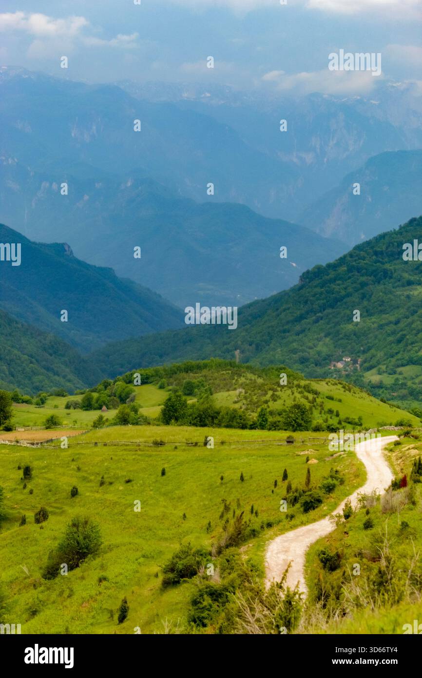 Abstrakte Landschaft mit einem surrealen leuchtend blauen Himmel und dramatischen Wolkenformationen, ideal für redaktionelle und kommerzielle Zwecke. Stockfoto