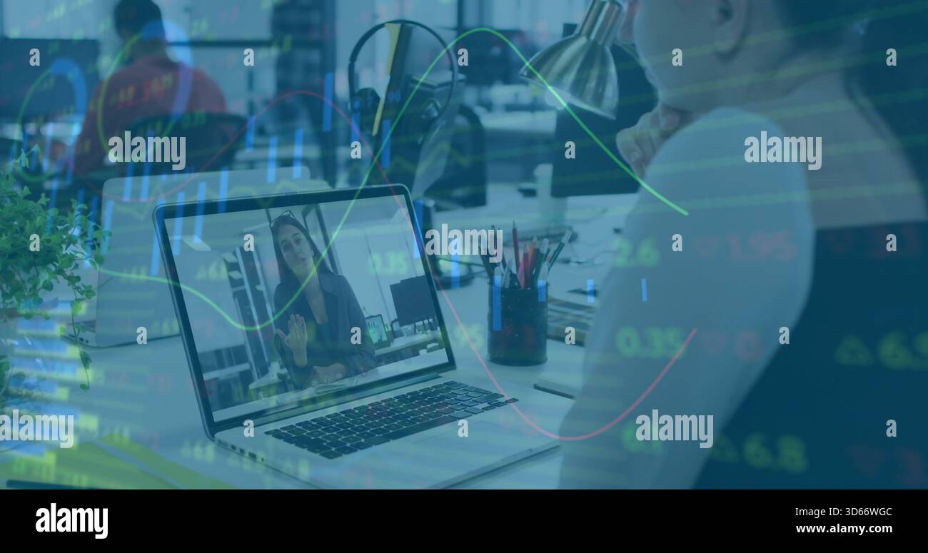 Frau in dunklem ärmellosem Top-Blick auf Laptop-Online-Anruf am Schreibtisch, Grafiken, Kopierraum Stockfoto