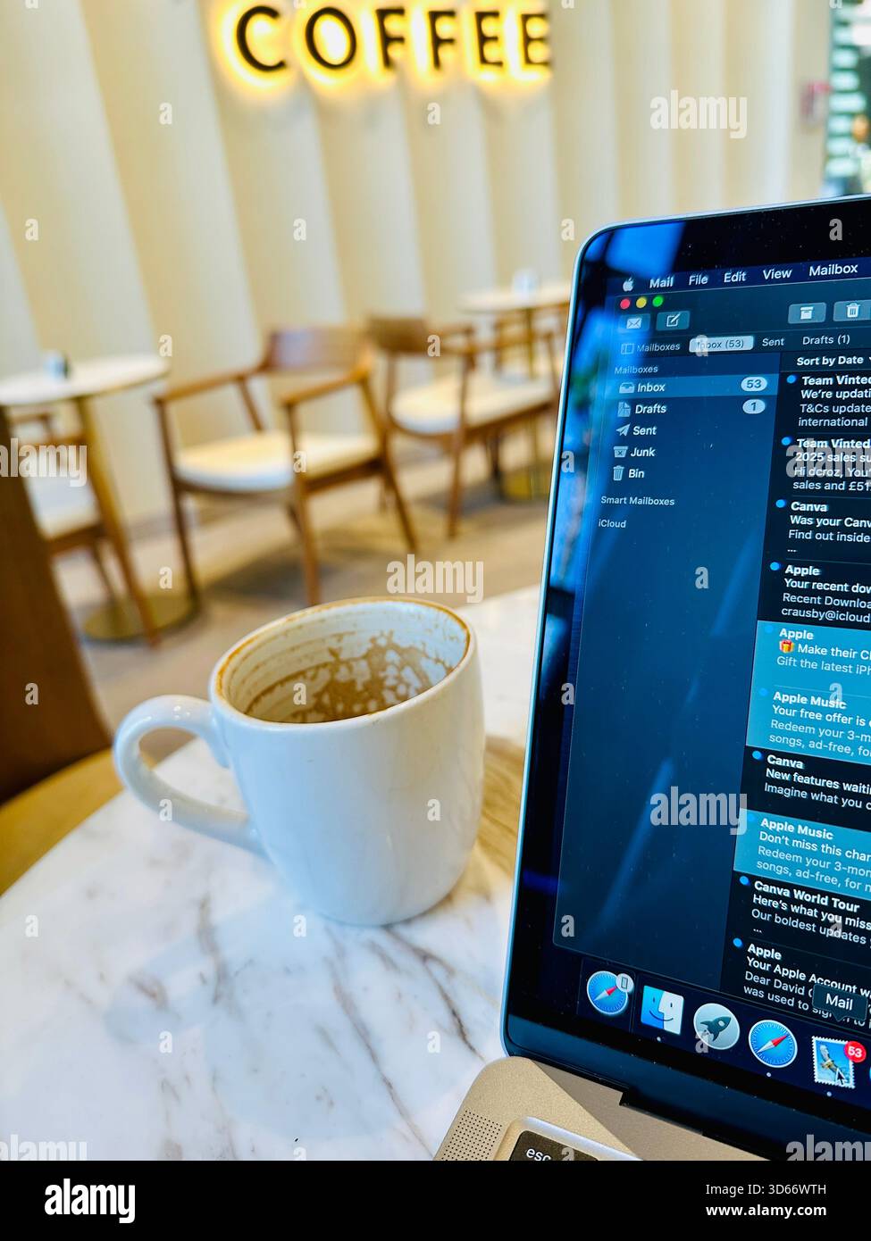 Mobiles Büro für Kaffee und Laptop - Smartphone-aufgenommenes Stockfoto