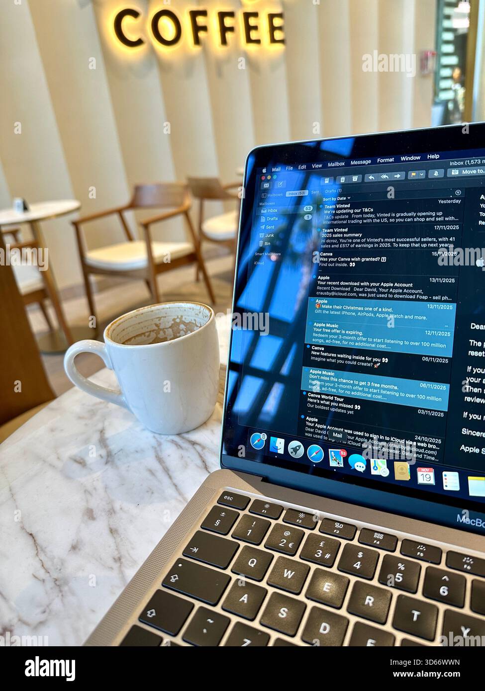 Mobiles Büro für Kaffee und Laptop - Smartphone-aufgenommenes Stockfoto