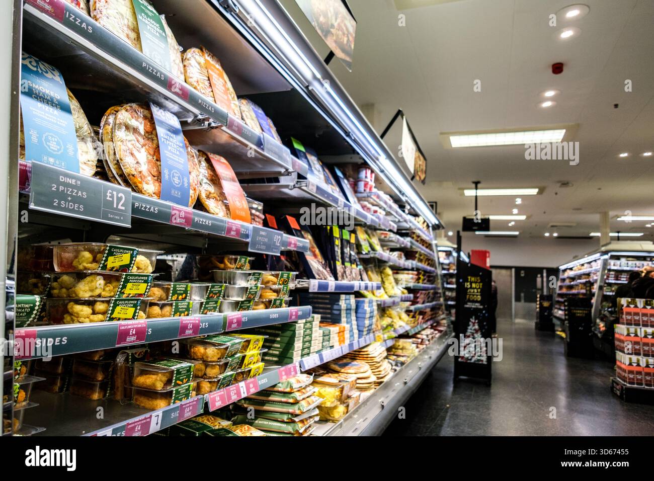 London UK, 17. November 2025, Auswahl an Fast Food Fertiggerichten und Beilagen Stockfoto