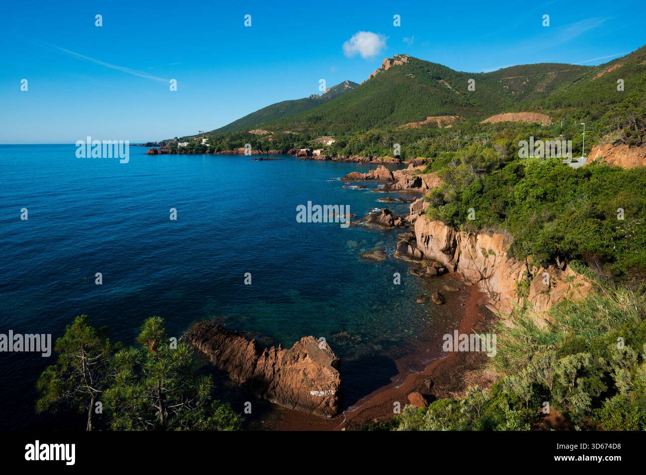 Malerische Küste und rote Felsen, in der Nähe von Anthéor, Saint-Raphaël, Massif de l'Esterel, Esterel Mountains, Departement VAR, Cote d' Azur, Provence-Alp Stockfoto