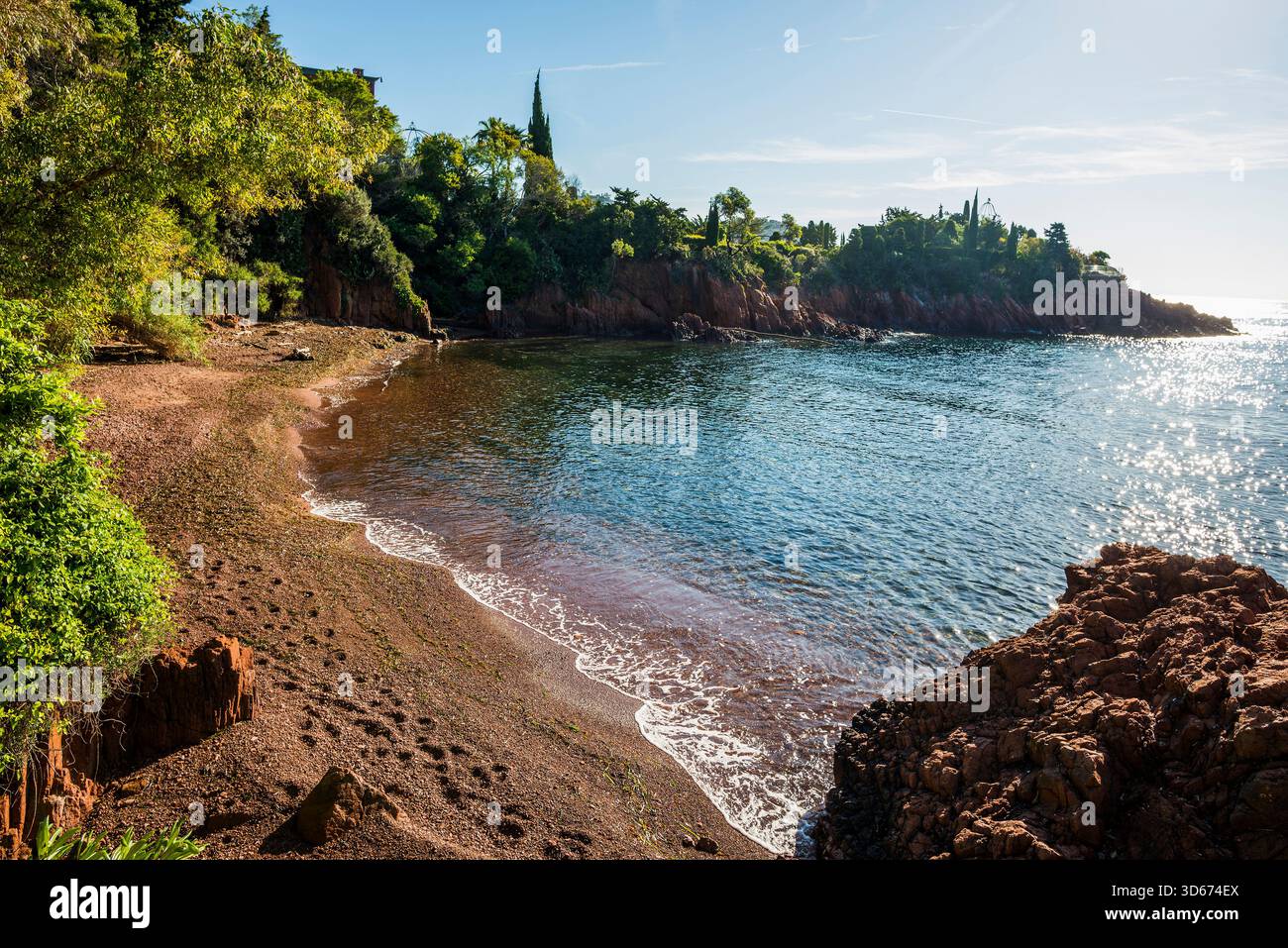 Malerischer Strand und rote Felsen, Calanque Notre Dame, Saint-Raphaël, Massif de l'Esterel, Esterel Mountains, Departement VAR, Cote d'Azur, Provence- Stockfoto