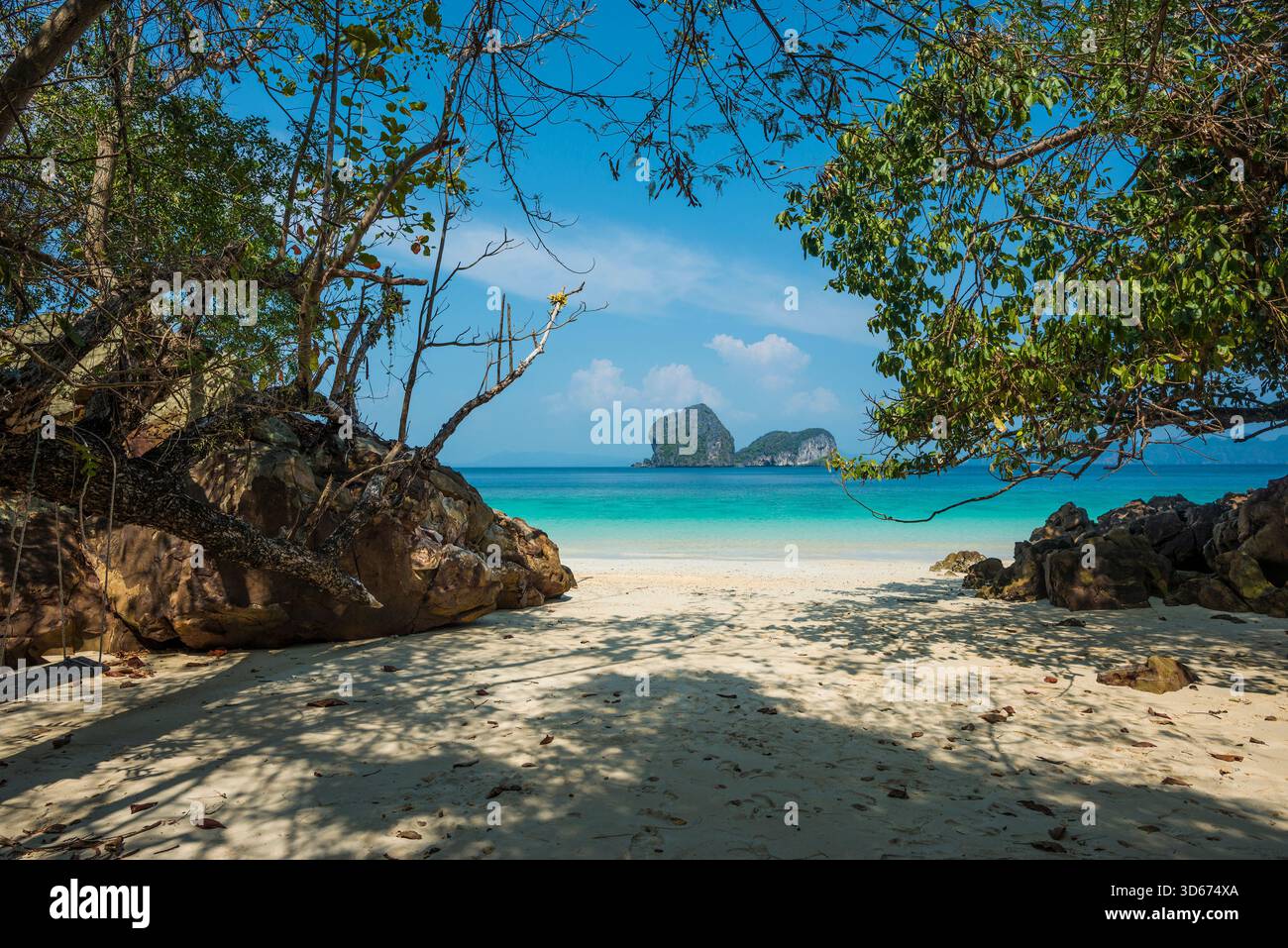 Weißer Sandstrand und Felsen, Sunrise Beach, Koh Hai, Ko Ngai, Provinz Krabi, Trang, Südthailand, Andamanensee, Thailand Stockfoto
