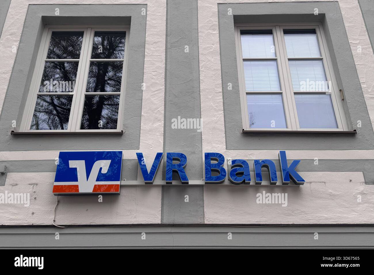 16.11.2025 xsvx, Wirtschaft emwir , v.l. VR Bank Volksbank Raiffeisenbank Logo Symbolbild Markenschild in Kempten Kempten *** 16 11 2025 xsvx, Wirtschaft emwir , V l VR Bank Volksbank Raiffeisenbank Logo Symbolbild Markenschild in Kempten Kempten Stockfoto