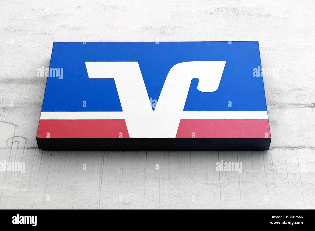 16.11.2025 xsvx, Wirtschaft emwir , v.l. VR Bank Volksbank Raiffeisenbank Logo Symbolbild Markenschild in Kempten Kempten *** 16 11 2025 xsvx, Wirtschaft emwir , V l VR Bank Volksbank Raiffeisenbank Logo Symbolbild Markenschild in Kempten Kempten Stockfoto