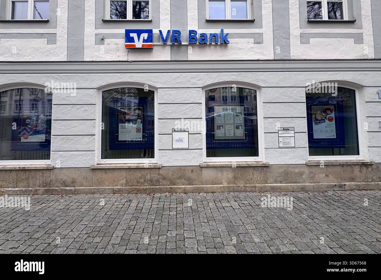 16.11.2025 xsvx, Wirtschaft emwir , v.l. VR Bank Volksbank Raiffeisenbank Logo Symbolbild Markenschild in Kempten Kempten *** 16 11 2025 xsvx, Wirtschaft emwir , V l VR Bank Volksbank Raiffeisenbank Logo Symbolbild Markenschild in Kempten Kempten Stockfoto