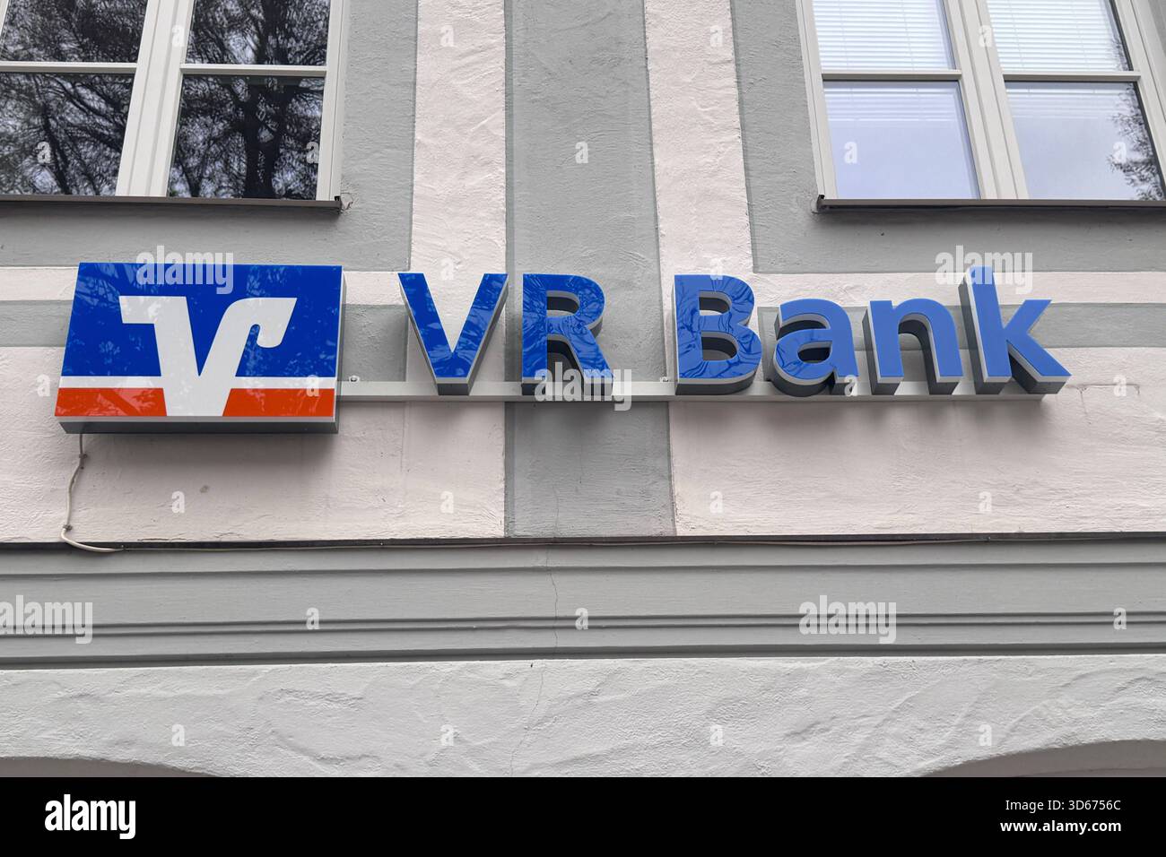 16.11.2025 xsvx, Wirtschaft emwir , v.l. VR Bank Volksbank Raiffeisenbank Logo Symbolbild Markenschild in Kempten Kempten *** 16 11 2025 xsvx, Wirtschaft emwir , V l VR Bank Volksbank Raiffeisenbank Logo Symbolbild Markenschild in Kempten Kempten Stockfoto