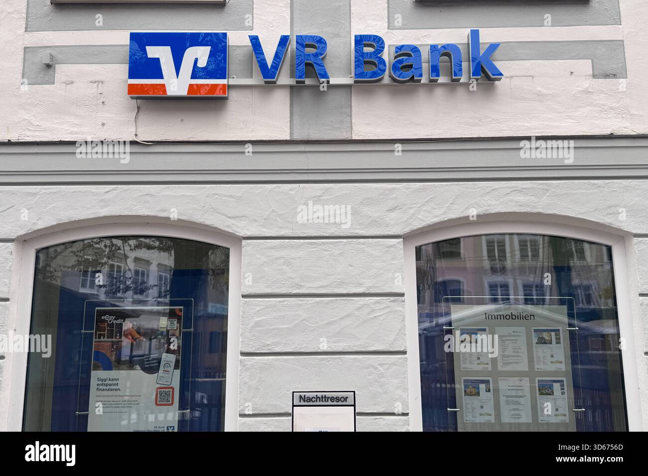 16.11.2025 xsvx, Wirtschaft emwir , v.l. VR Bank Volksbank Raiffeisenbank Logo Symbolbild Markenschild in Kempten Kempten *** 16 11 2025 xsvx, Wirtschaft emwir , V l VR Bank Volksbank Raiffeisenbank Logo Symbolbild Markenschild in Kempten Kempten Stockfoto