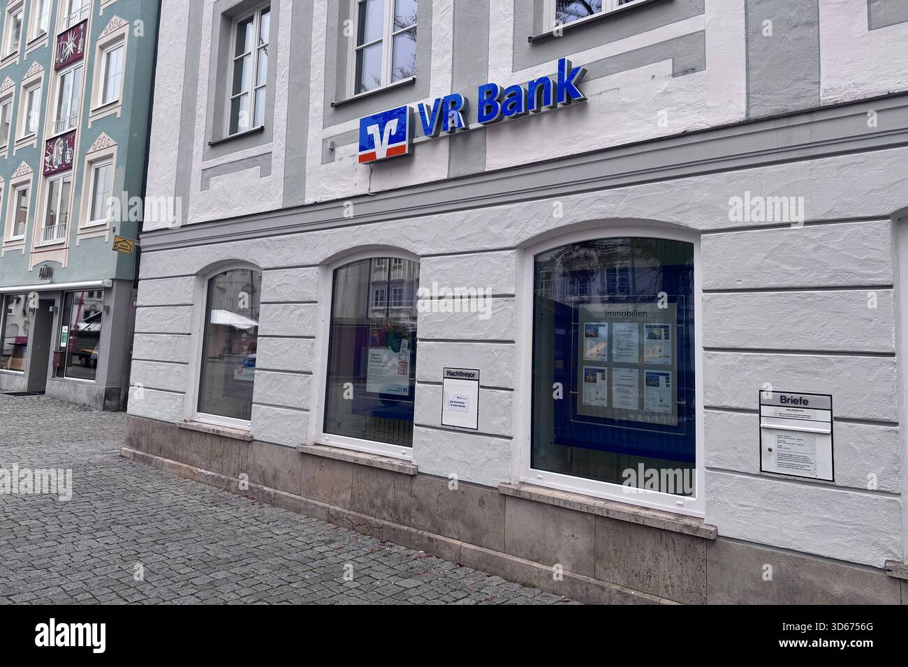 16.11.2025 xsvx, Wirtschaft emwir , v.l. VR Bank Volksbank Raiffeisenbank Logo Symbolbild Markenschild in Kempten Kempten *** 16 11 2025 xsvx, Wirtschaft emwir , V l VR Bank Volksbank Raiffeisenbank Logo Symbolbild Markenschild in Kempten Kempten Stockfoto