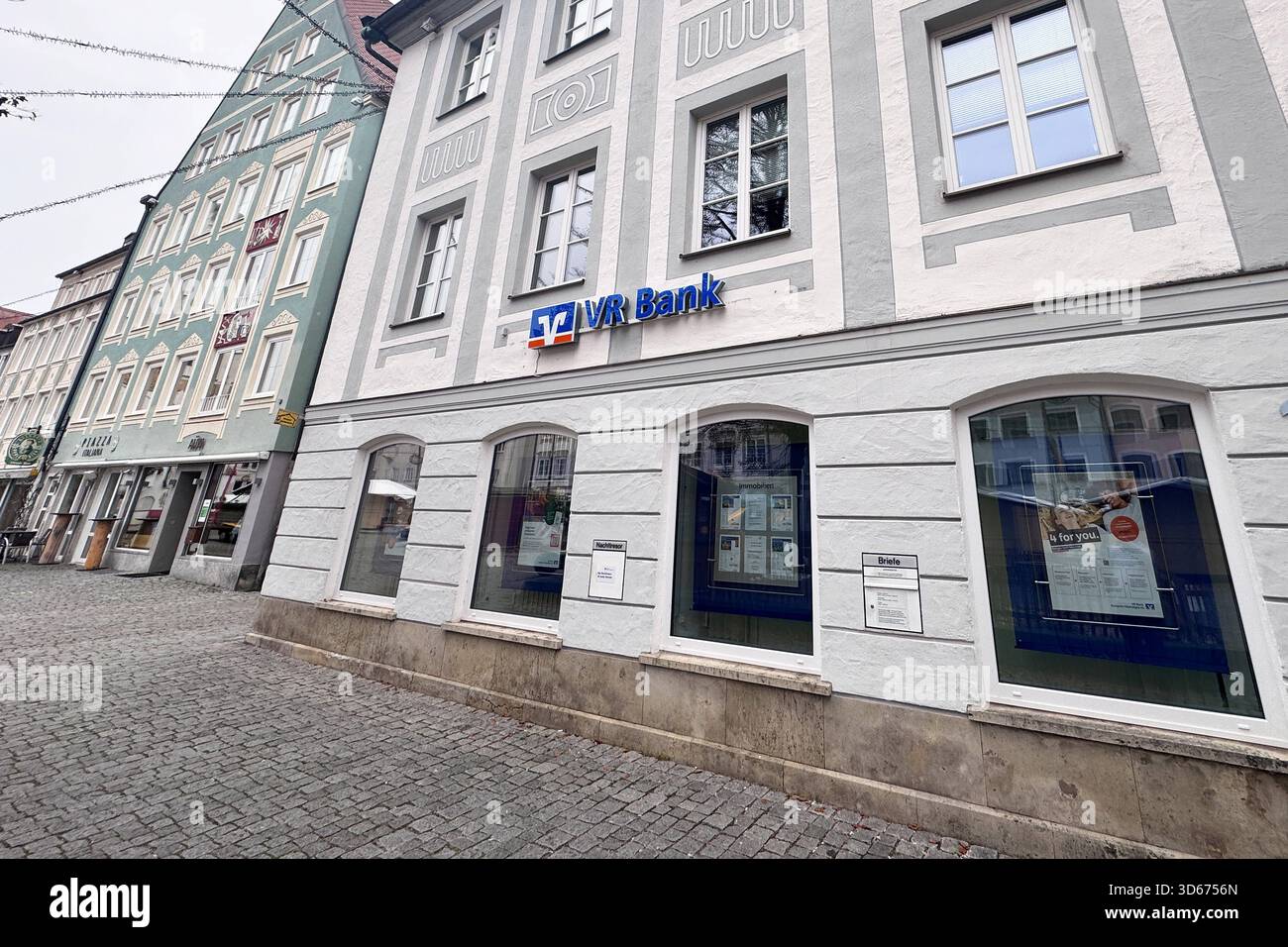 16.11.2025 xsvx, Wirtschaft emwir , v.l. VR Bank Volksbank Raiffeisenbank Logo Symbolbild Markenschild in Kempten Kempten *** 16 11 2025 xsvx, Wirtschaft emwir , V l VR Bank Volksbank Raiffeisenbank Logo Symbolbild Markenschild in Kempten Kempten Stockfoto