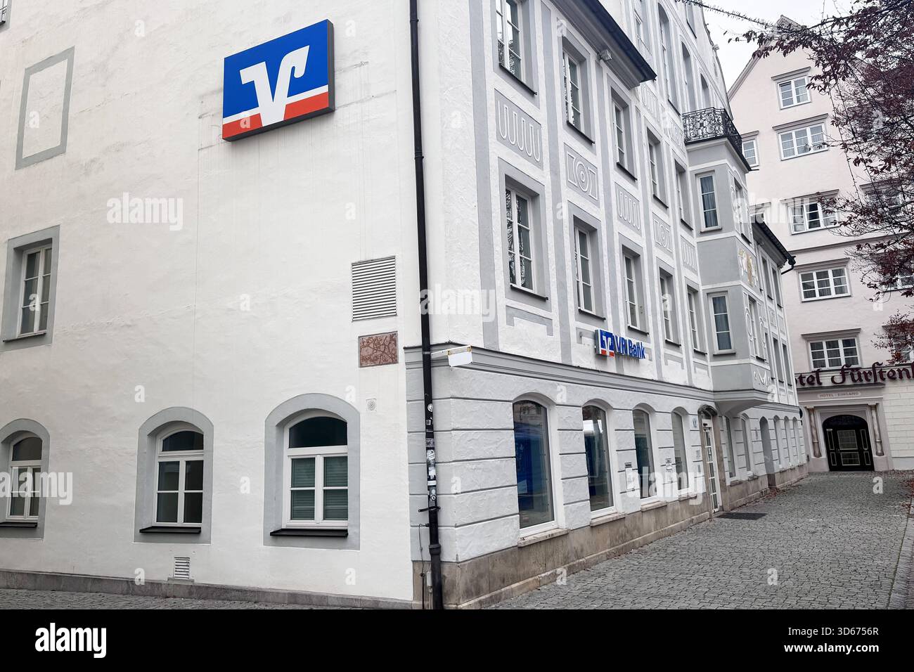 16.11.2025 xsvx, Wirtschaft emwir , v.l. VR Bank Volksbank Raiffeisenbank Logo Symbolbild Markenschild in Kempten Kempten *** 16 11 2025 xsvx, Wirtschaft emwir , V l VR Bank Volksbank Raiffeisenbank Logo Symbolbild Markenschild in Kempten Kempten Stockfoto