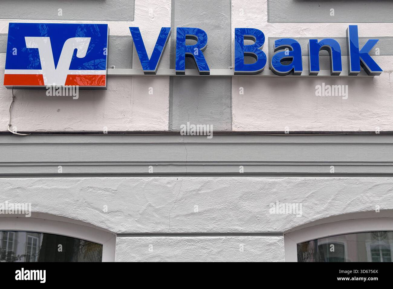 16.11.2025 xsvx, Wirtschaft emwir , v.l. VR Bank Volksbank Raiffeisenbank Logo Symbolbild Markenschild in Kempten Kempten *** 16 11 2025 xsvx, Wirtschaft emwir , V l VR Bank Volksbank Raiffeisenbank Logo Symbolbild Markenschild in Kempten Kempten Stockfoto