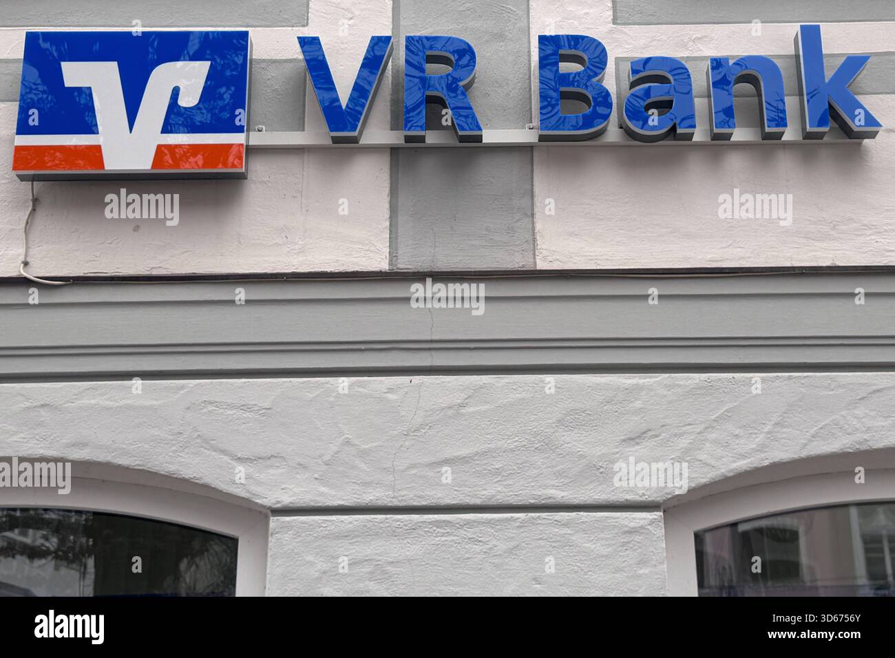 16.11.2025 xsvx, Wirtschaft emwir , v.l. VR Bank Volksbank Raiffeisenbank Logo Symbolbild Markenschild in Kempten Kempten *** 16 11 2025 xsvx, Wirtschaft emwir , V l VR Bank Volksbank Raiffeisenbank Logo Symbolbild Markenschild in Kempten Kempten Stockfoto