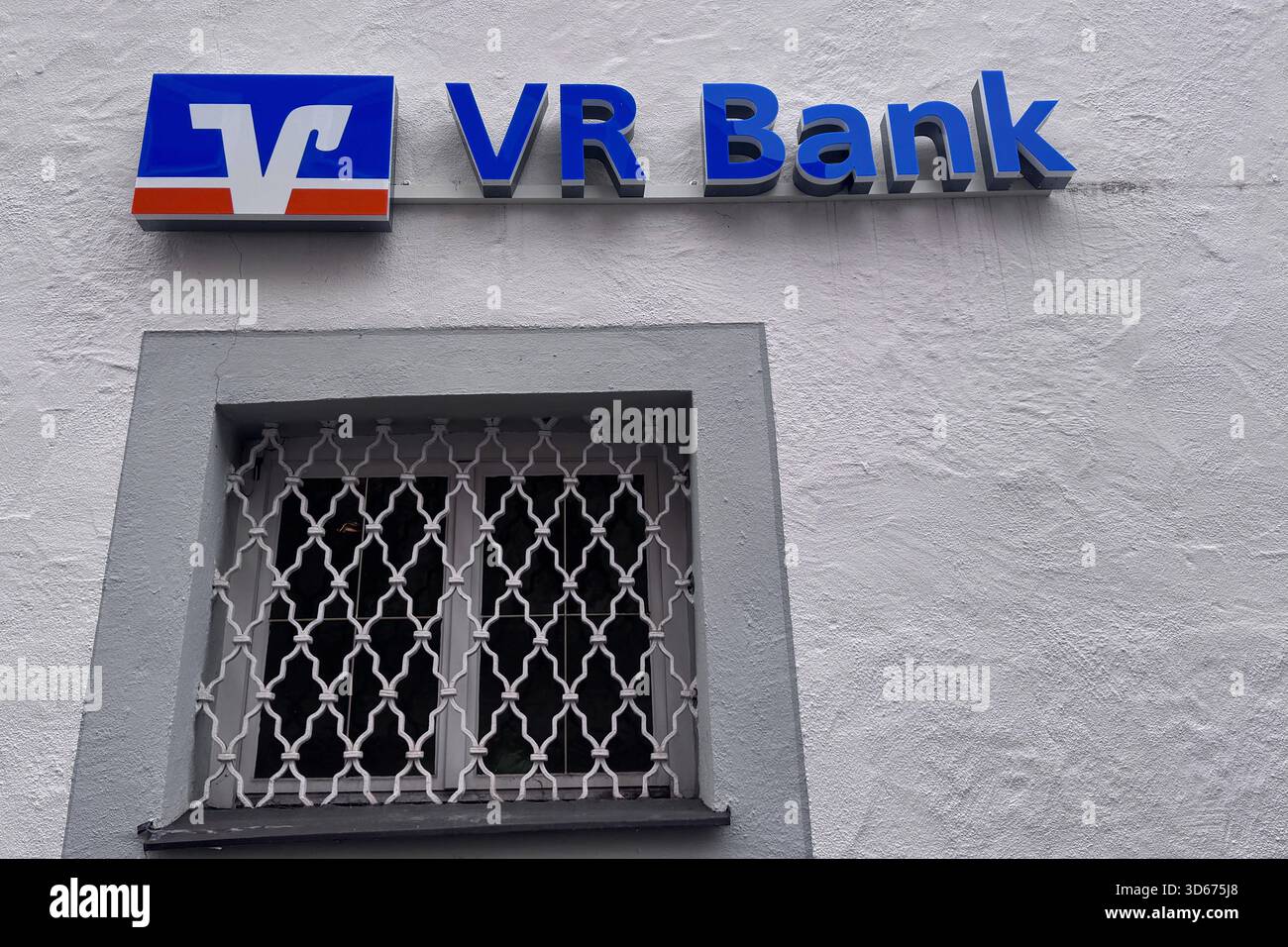 16.11.2025 xsvx, Wirtschaft emwir , v.l. VR Bank Volksbank Raiffeisenbank Logo Symbolbild Markenschild in Kempten Kempten *** 16 11 2025 xsvx, Wirtschaft emwir , V l VR Bank Volksbank Raiffeisenbank Logo Symbolbild Markenschild in Kempten Kempten Stockfoto