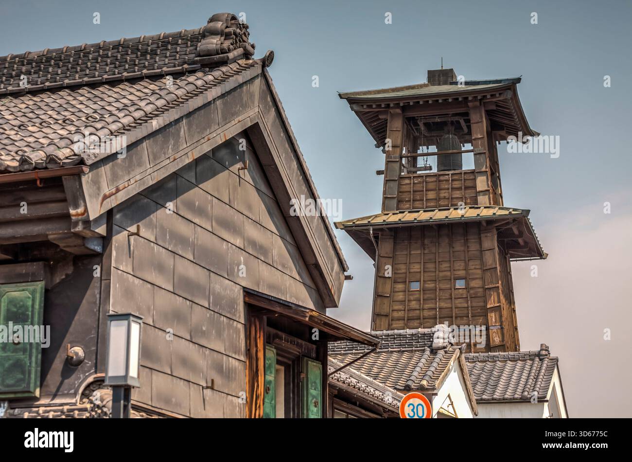Alte hölzerne Uhrturm und Tokinokane Kurazukuri in Kawagoe, Präfektur Saitama, Japan Stockfoto