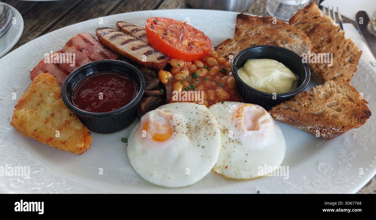 Komplettes englisches Frühstück auf weißem Teller Stockfoto