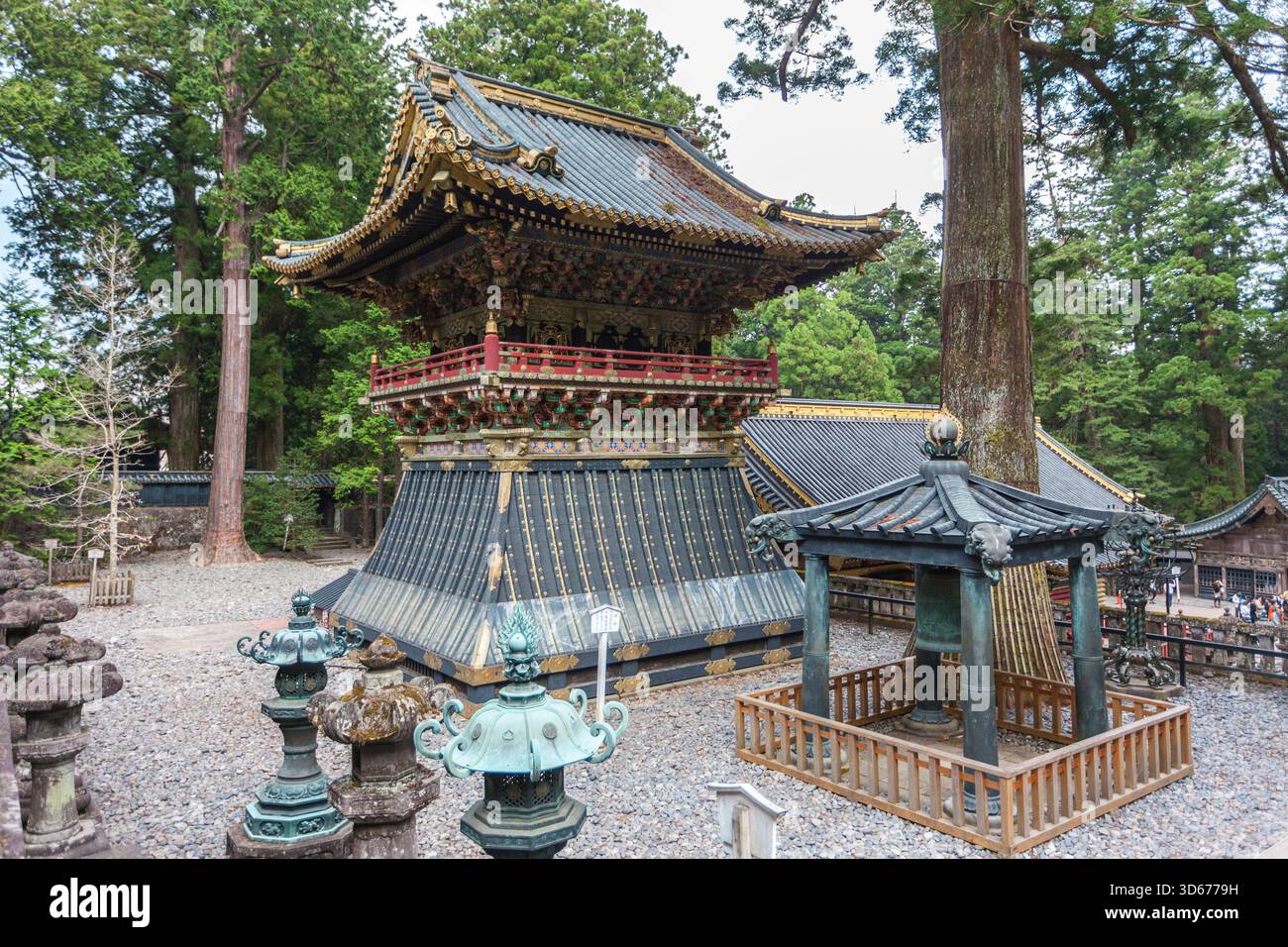 Gold für Gebäude und Laternen an Toshogu-Shrine, Nikko, Präfektur Tochigi, Japan eingerichtet Stockfoto