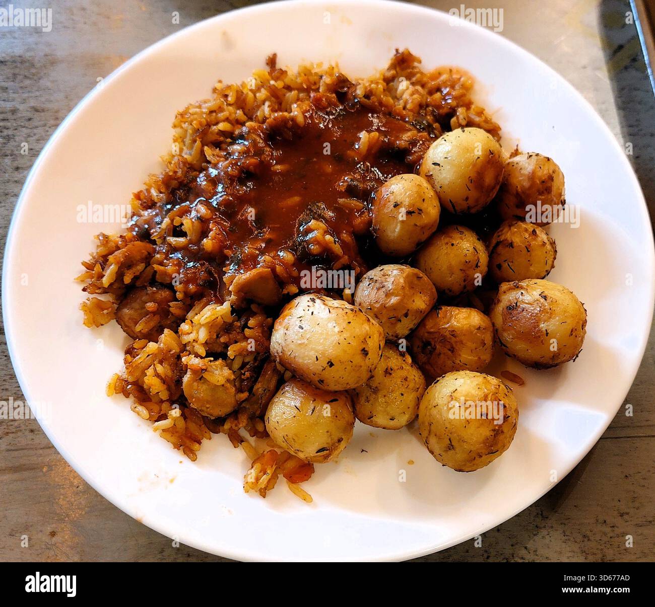 Lettische Kartoffelbällchen mit Reis und traditioneller Soße Stockfoto