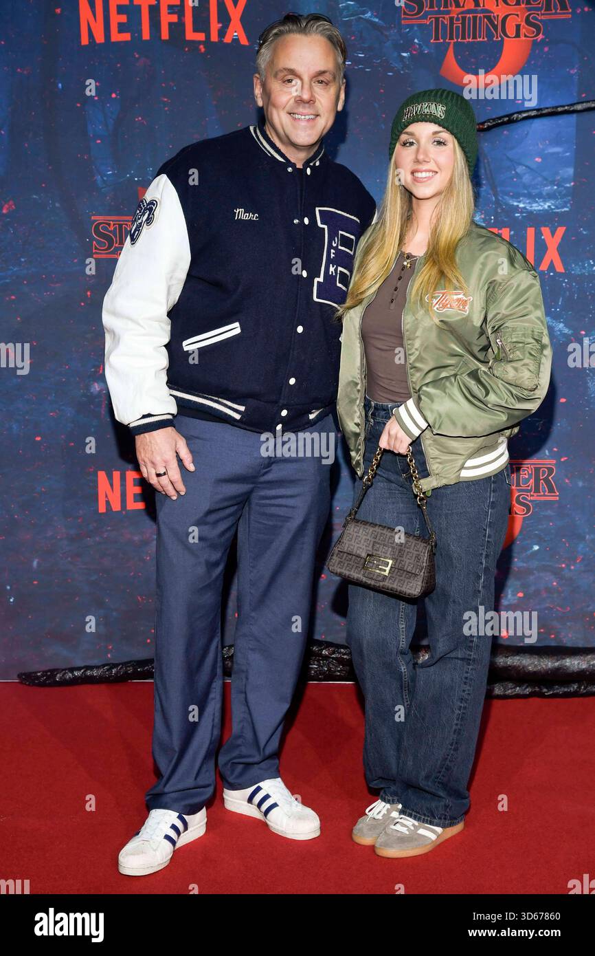 abb/ Dennis Schmidt-Foß Foss und Dalia Mya Schmidt-Foß Foss zu Gast auf dem roten Teppich beim Grossen Fan-Event mit Screening am roten Teppich der Netflix Serie STRANGER THINGS 5 im Tempelhof Airport am 18.11.2025 in Berlin Berlin Deutschland *** abb Dennis Schmidt Foss Foss und Dalia Mya Schmidt Foss Foss als Gäste auf dem roten Teppich beim großen Fan Veranstaltung mit rotem Teppich-Vorführung der Netflix-Serie STRANGER THINGS 5 am Flughafen Tempelhof am 18 11 2025 Zoll Berlin Berlin Deutschland Stockfoto