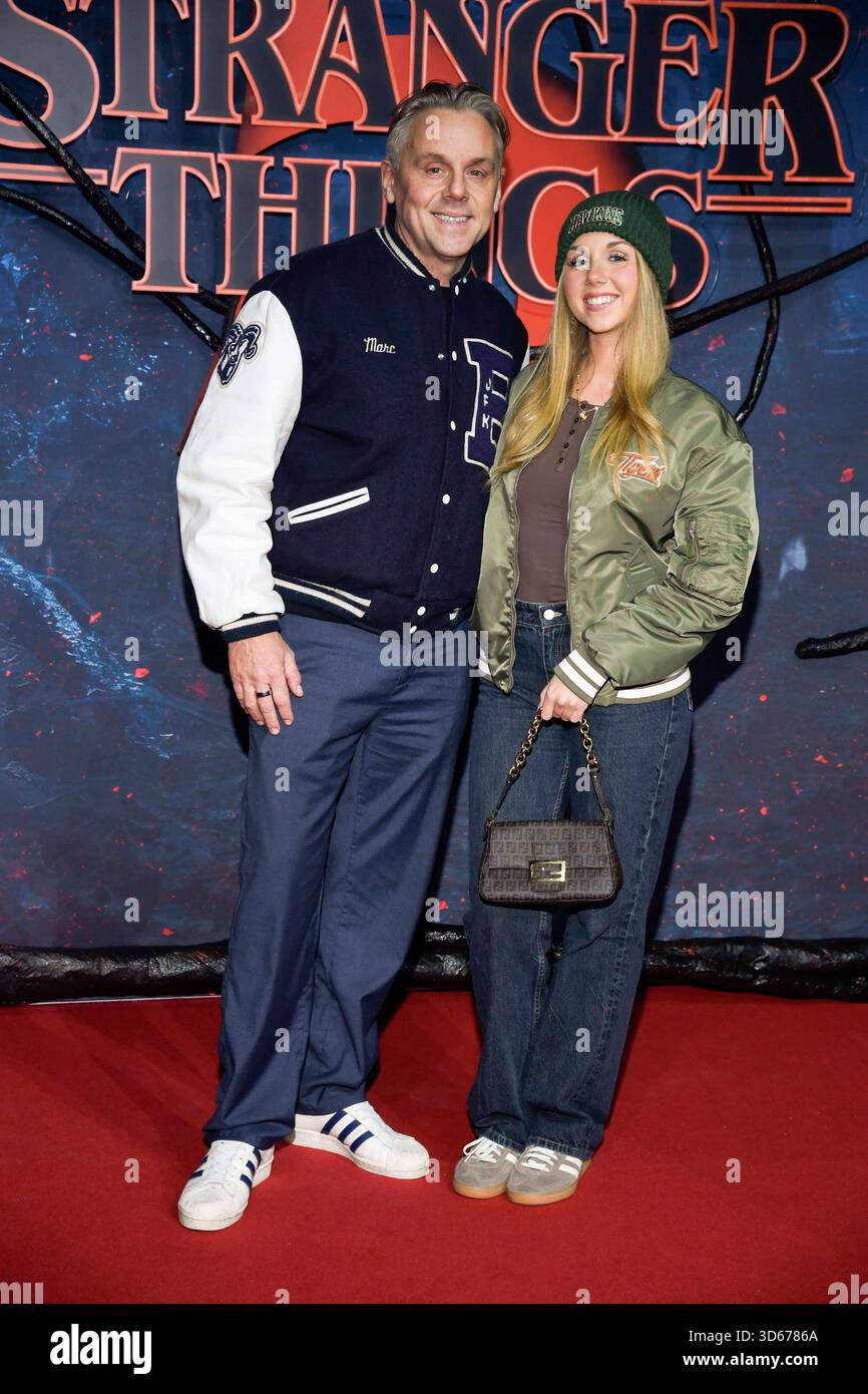 abb/ Dennis Schmidt-Foß Foss und Dalia Mya Schmidt-Foß Foss zu Gast auf dem roten Teppich beim Grossen Fan-Event mit Screening am roten Teppich der Netflix Serie STRANGER THINGS 5 im Tempelhof Airport am 18.11.2025 in Berlin Berlin Deutschland *** abb Dennis Schmidt Foss Foss und Dalia Mya Schmidt Foss Foss als Gäste auf dem roten Teppich beim großen Fan Veranstaltung mit rotem Teppich-Vorführung der Netflix-Serie STRANGER THINGS 5 am Flughafen Tempelhof am 18 11 2025 Zoll Berlin Berlin Deutschland Stockfoto