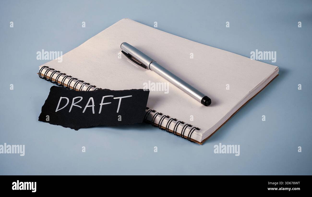 Entwurf eines Dokumentkonzepts: Notizbuch, Silberstift und Schwarzes Papier mit weißem „Entwurfstext“ zum Schreiben und Überarbeiten Stockfoto