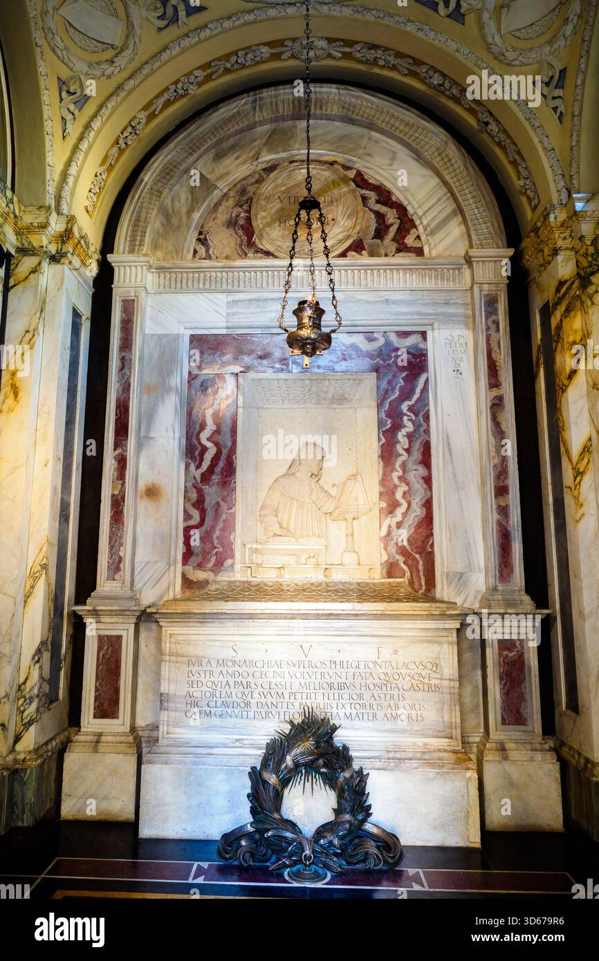 Dantes Grabdenkmal mit Basrelief, das einen nachdenklichen Dante (Pietro Lombardo, 1483) darstellt, umgeben von einer Platte aus afrikanischem und griechischem Marmor. Das Innere wurde 1921 aus polychromem Marmor neu verkleidet, um Dantes Tod zum sechsten Jahrhundert zu begehen. Am Fuße der Urne befindet sich ein bronzener und silberner Kranz, das Werk des Bildhauers Lodovico Pogliaghi, das 1921 von der siegreichen Armee des Ersten Weltkriegs - Ravenna, Italien - gestiftet wurde Stockfoto