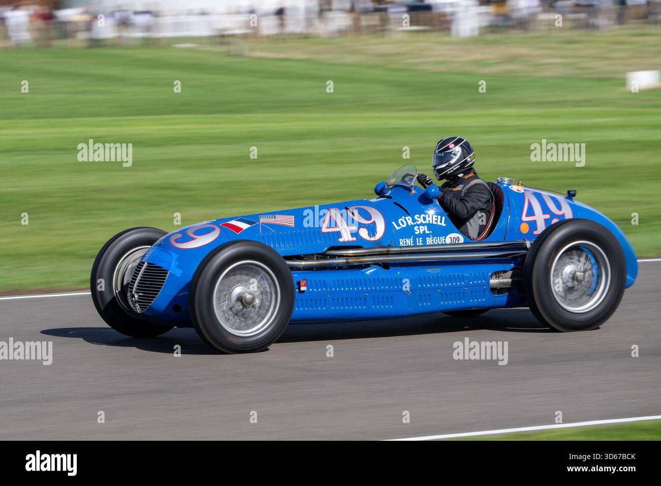 Autos, die bei der Goodwood Trophy auf dem Goodwood Revival 2025 auf dem Goodwood Motor Circuit in West Sussex antreten, zeigen Autos aus der Vorkriegs- und Nachkriegszeit. Stockfoto