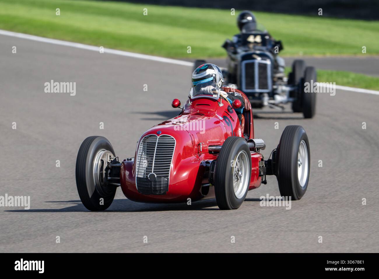 Autos, die bei der Goodwood Trophy auf dem Goodwood Revival 2025 auf dem Goodwood Motor Circuit in West Sussex antreten, zeigen Autos aus der Vorkriegs- und Nachkriegszeit. Stockfoto