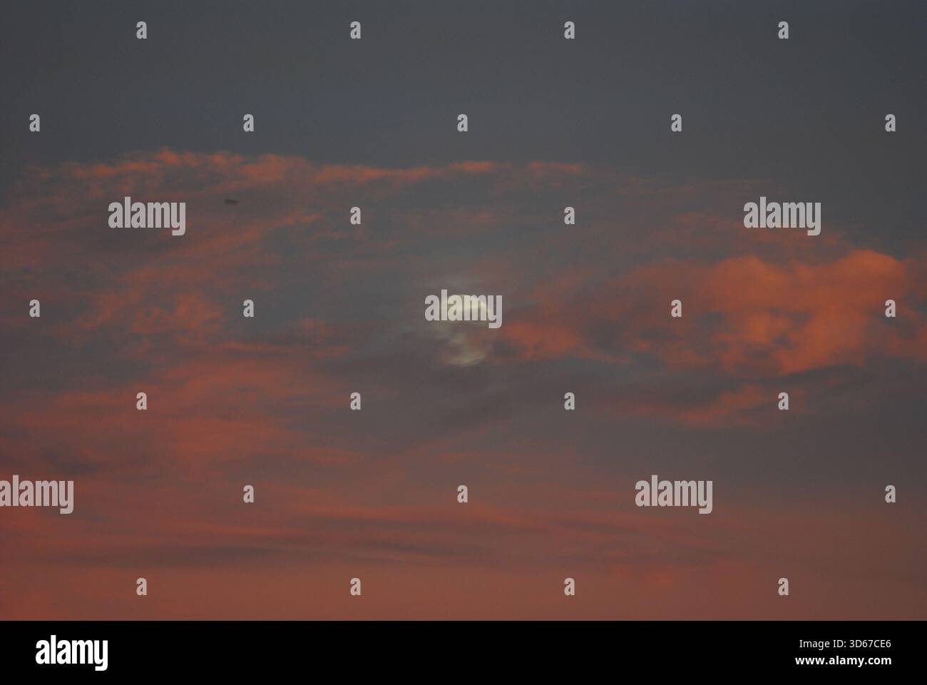 Vollmond mit orangefarbenen Wolken Stockfoto