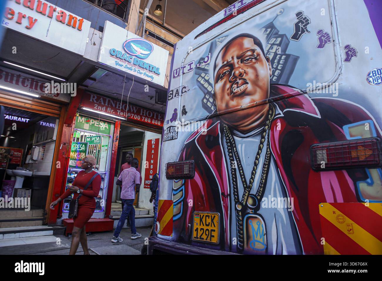 Ein Graffiti-Porträt des verstorbenen Christopher George Latore Wallace, besser bekannt unter seinem Künstlernamen, dem berüchtigten B.I.G, gemalt auf einem Matatu (Minibus) in Nairobi. Matatus sind Busse oder Minibusse, die für einen großen Prozentsatz des öffentlichen Verkehrs in und um Nairobi verantwortlich sind. Die öffentlichen Verkehrsmittel in Nairobi sind so beliebt und einzigartig? Wegen der Matutu-Kultur. In der kenianischen Hauptstadt geht es bei den öffentlichen Verkehrsmitteln nicht nur darum, von einem Ort zum anderen zu gelangen. Es ist eine Kultur, und Sie werden verstehen, warum, wenn Sie mit Graffitis überdachten Bussen konfrontiert werden. Das Graffiti zeigt oft Prominente, politische Persönlichkeiten Stockfoto