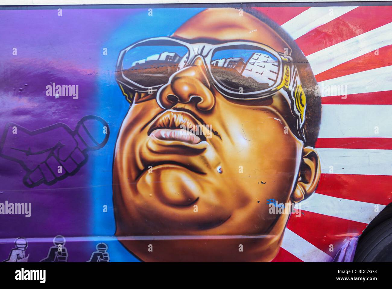 Ein Graffiti-Porträt des verstorbenen Christopher George Latore Wallace, bekannt unter seinem Künstlernamen, dem berüchtigten B.I.G, gemalt auf einem Matatu (Minibus) in Nairobi. Matatus sind Busse oder Minibusse, die für einen großen Prozentsatz des öffentlichen Verkehrs in und um Nairobi verantwortlich sind. Die öffentlichen Verkehrsmittel in Nairobi sind so beliebt und einzigartig? Wegen der Matutu-Kultur. In der kenianischen Hauptstadt geht es bei den öffentlichen Verkehrsmitteln nicht nur darum, von einem Ort zum anderen zu gelangen. Es ist eine Kultur, und Sie werden verstehen, warum, wenn Sie mit Graffitis überdachten Bussen konfrontiert werden. Das Graffiti zeigt oft Prominente, politische Figu Stockfoto