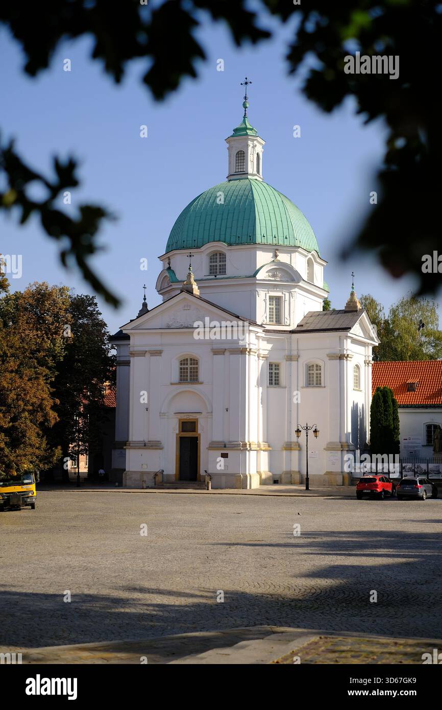 Die Kirche St. Kazimierz mit ihrer charakteristischen grünen Kuppel in der Warschauer Neustadt, Polen, wird von der Nachmittagssonne beleuchtet. Stockfoto