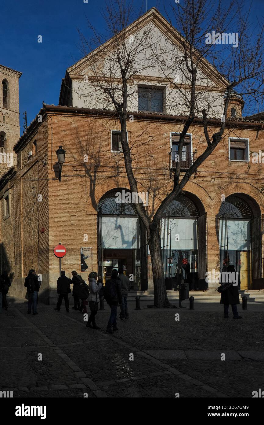 Toledo, Castilla-La Mancha, Zentralspanien: Hintereingang mit Dreibogenbogen an der Place del Conde zur Iglesia de Santo Tomé oder Kirche des Heiligen Thomas, Heimat des weltberühmten Ölgemäldes von 1586 bis 1588, El Entierro del Conde de de Orgaz (das Grab des Grafen von Orgaz) des in Griechenland geborenen spanischen Renaissance- und manieristischen Künstlers El Greco (1541–1614). Stockfoto