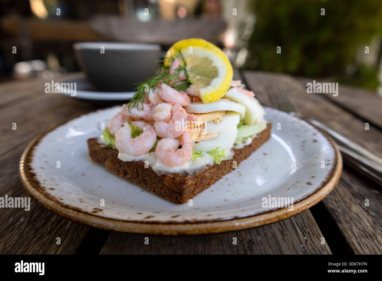 Schweden, Krabbenbrot mit Ei auf einem Teller Stockfoto