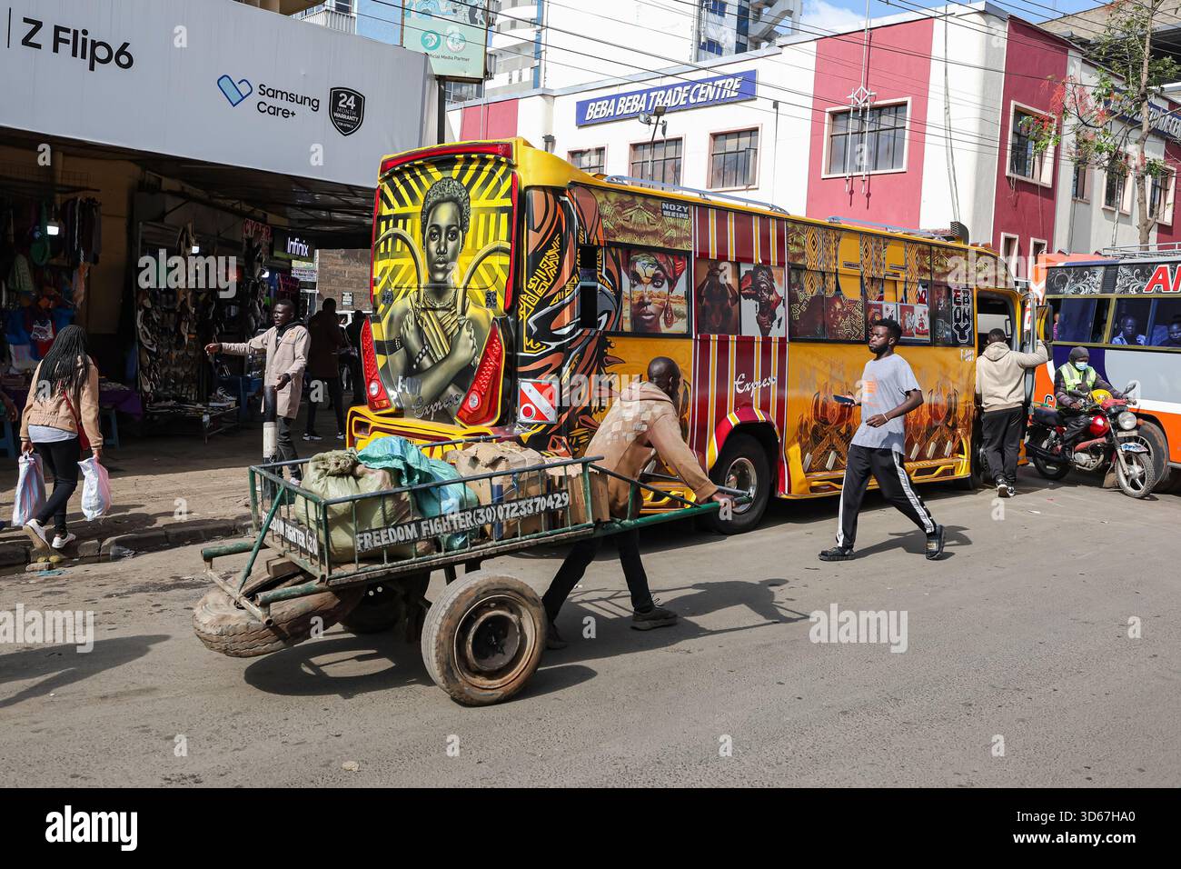 4. Dezember 2024, Nairobi, Kenia: Ein Kutschenzieher kommt in der Nähe eines Graffiti-Porträts der Lupita Amondi Nyong'o Schauspielerin mit kenianischen Wurzeln vorbei, die verschiedene Auszeichnungen erhalten hat, darunter einen Academy Award, der auf einem Matatu (Minibus) entlang der Moi Avenue gemalt wurde. Matatus sind Busse oder Minibusse, die für einen großen Prozentsatz des öffentlichen Verkehrs in und um Nairobi verantwortlich sind. Die öffentlichen Verkehrsmittel in Nairobi sind so beliebt und einzigartig? Wegen der Matutu-Kultur. In der Hauptstadt von Kenyaâ geht es bei den öffentlichen Verkehrsmitteln nicht nur darum, von einem Ort zum anderen zu gelangen. youâ eine Kultur, und itâ wird beginnen zu verstehen, warum Stockfoto