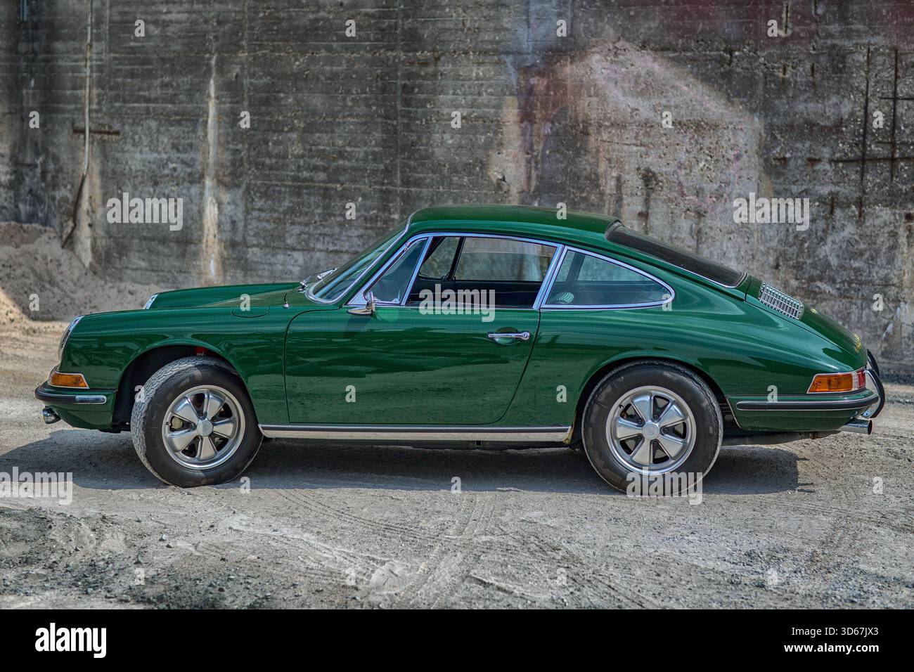 Ein klassischer, früherer Porsche 911 2,0 aus den 1960er Jahren, der das ikonische Design des original luftgekühlten 911 mit seiner unverwechselbaren Silhouette zeigt. Stockfoto