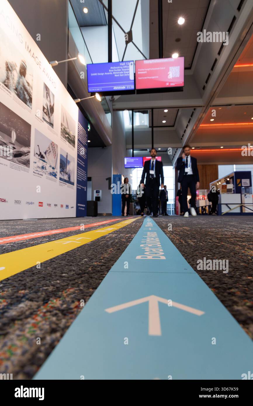Amsterdam, Niederlande. November 2025. Amsterdam, Niederlande. November 2025. Allgemeine Ansicht der Aussteller und Produktpräsentationen in verschiedenen Themenbereichen auf der METSTRADE 2025 im RAI Amsterdam Convention Centre in Amsterdam, Niederlande, am 18. November 2025. Anrede: Aleksandr Nagornyi/Alamy Live News Anrede: Aleksandr Nagornyi/Alamy Live News Stockfoto