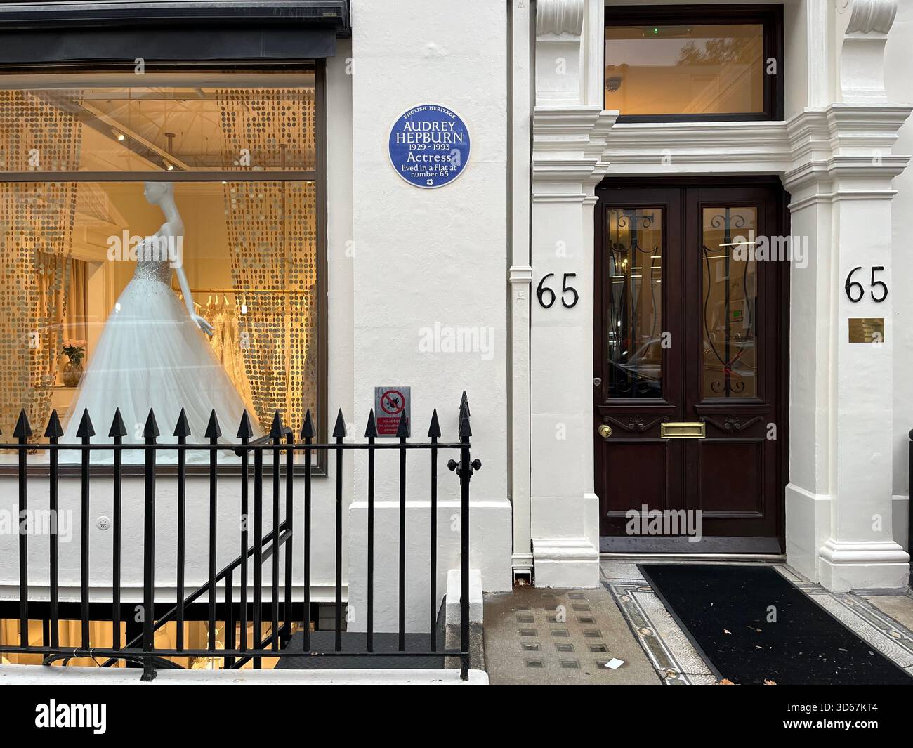 Blaue Plakette für Audrey Hepburns Wohnung in 65 South Audley Street, mayfair, London - Smartphone-aufgenommenes Stockfoto