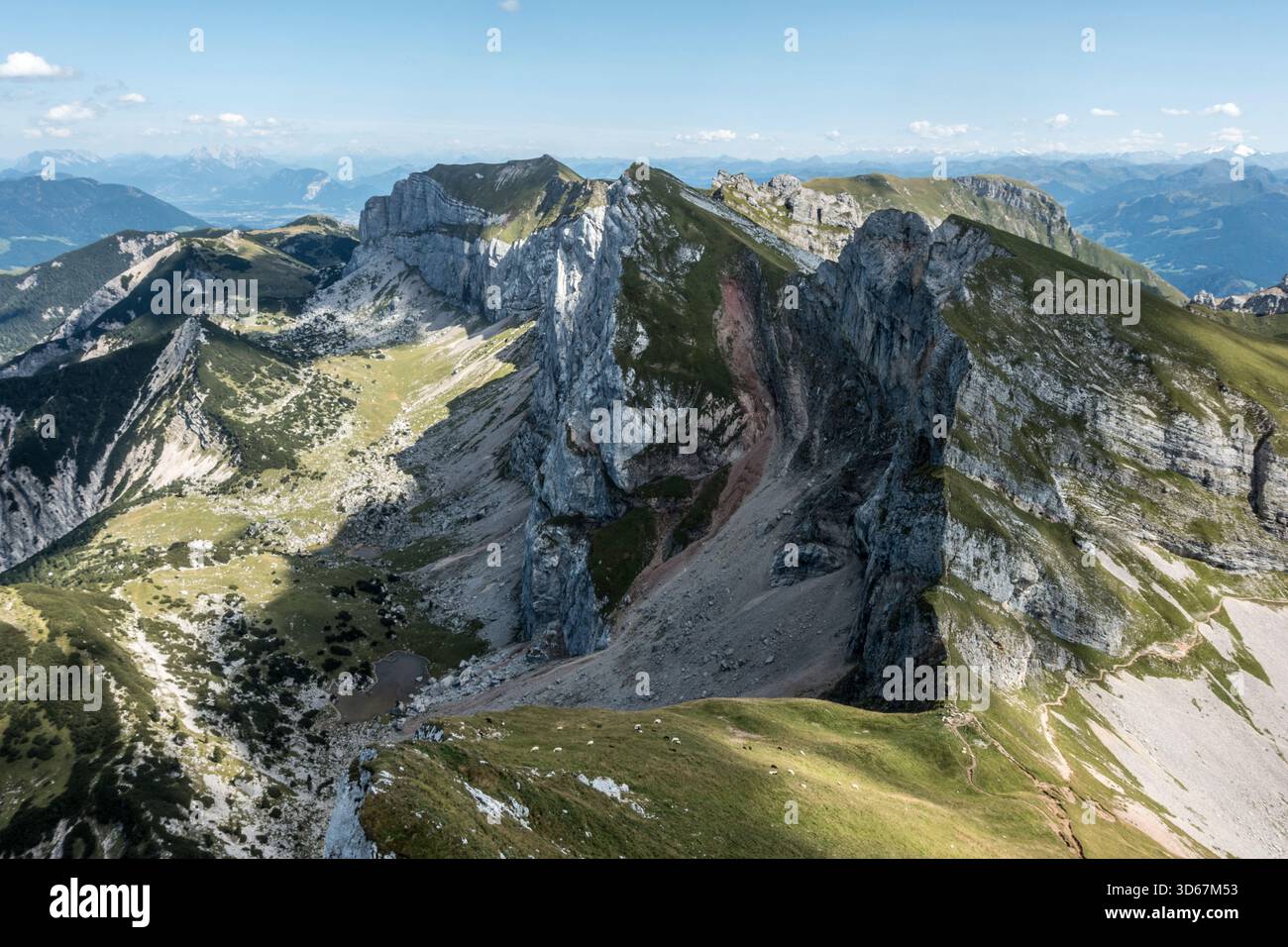 Blick vom Gipfel des Hochiss über den Rofan-Hauptkamm auf die Rofanspitze, das Rofangebirge, Maurach, Tirol, Österreich Stockfoto