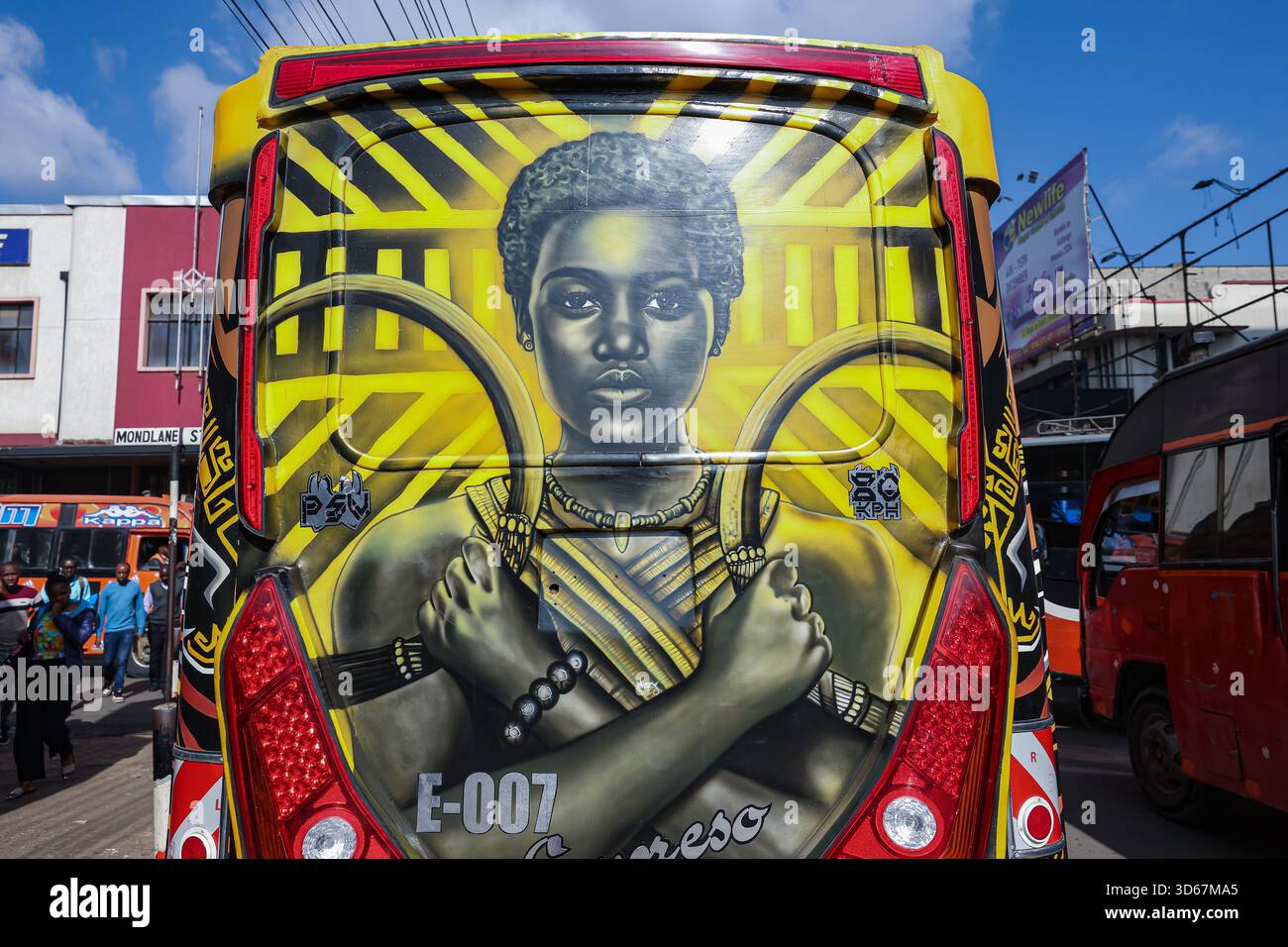 Ein Kutschenzieher kommt in der Nähe eines Graffiti-Porträts der Lupita Amondi Nyong'o Schauspielerin mit kenianischen Wurzeln vorbei, die verschiedene Auszeichnungen erhalten hat, darunter einen Academy Award, der auf einem Matatu (Minibus) entlang der Moi Avenue gemalt wurde. Matatus sind Busse oder Minibusse, die für einen großen Prozentsatz des öffentlichen Verkehrs in und um Nairobi verantwortlich sind. Die öffentlichen Verkehrsmittel in Nairobi sind so beliebt und einzigartig? Wegen der Matutu-Kultur. In der kenianischen Hauptstadt geht es bei den öffentlichen Verkehrsmitteln nicht nur darum, von einem Ort zum anderen zu gelangen. Es ist eine Kultur, und Sie werden verstehen, warum, wenn Sie mit Graffitis überdachten Bussen konfrontiert werden. Der graffi Stockfoto