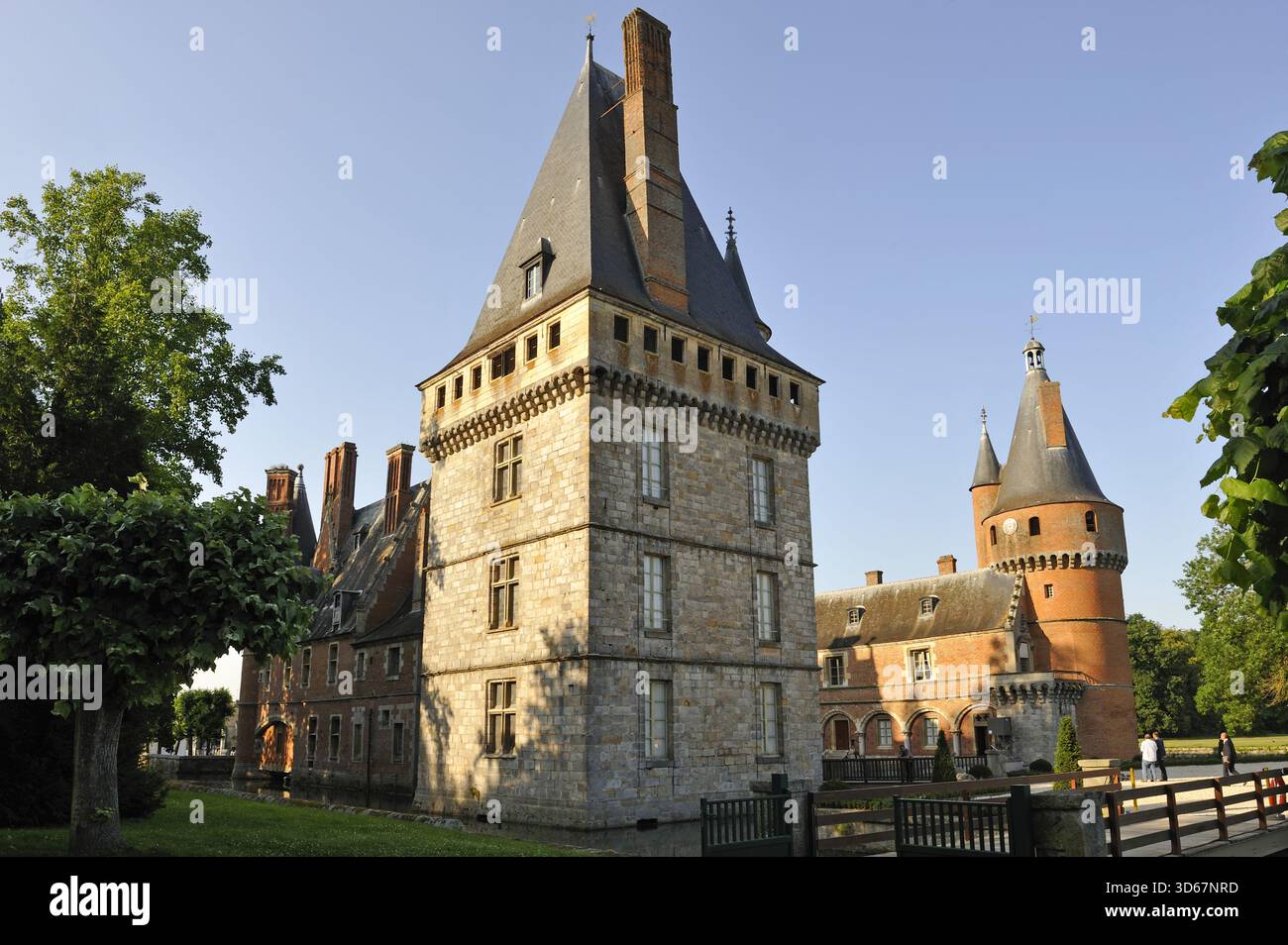 Mittelalterlicher quadratischer Turm aus dem 13. Und Renaissance Turm im Hintergrund, Chateau de Maintenon, Departement Eure et Loir, Region Centre, Frankreich, Europa Stockfoto