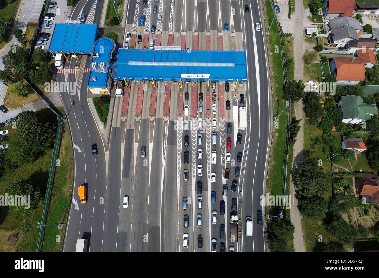 Aus der Vogelperspektive auf eine geschäftige Mautstation mit vielen Autos, die die Infrastruktur und den Verkehrsfluss in Zagreb, Kroatien, darstellen. Stockfoto