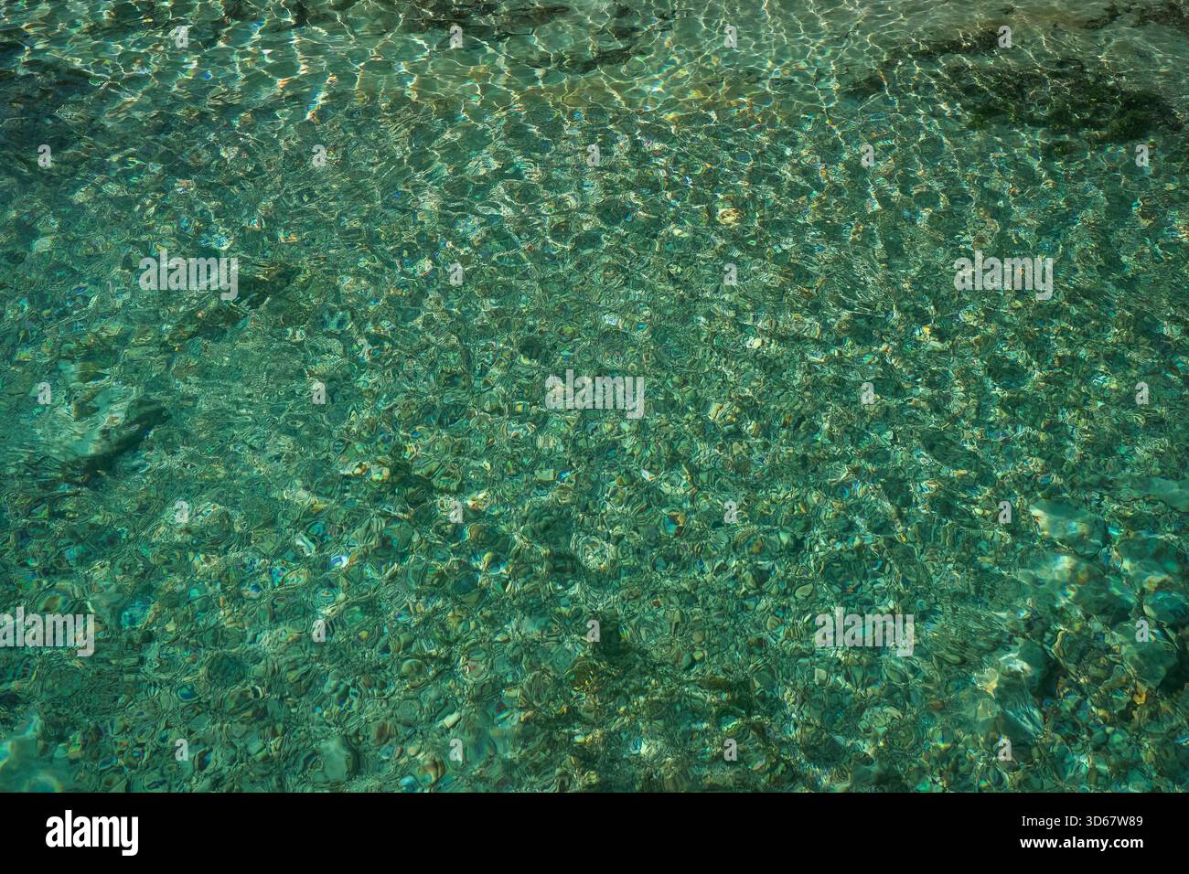 Klarer türkisblauer See, Blick von oben. Für Hintergrund oder Hintergrundbild. Stockfoto